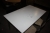 Spisebord med hvid melamin og stålben, dimension ca. 1200 x 760 mm. Brugt. Pladen ridset + 4 x skalstole med stofsæde