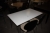 Spisebord med hvid melamin og stålben, dimension ca. 1200 x 760 mm. Brugt. Pladen ridset + 4 x skalstole med stofsæde