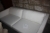 2 personers sofa, længde ca. 229 cm + lænestol. Metalben. Lyst stof