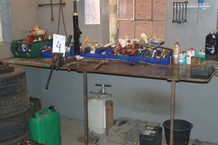 Arbejdsbord med skruestik med indhold af div. håndværktøj + værktøj på væg