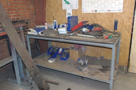 Work table with content + 5 roller trestles
