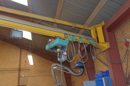Wall mounted jib crane with Euro Chain 250 kg electric hoist. Outlays approx. 5 meters height approx. 2.5