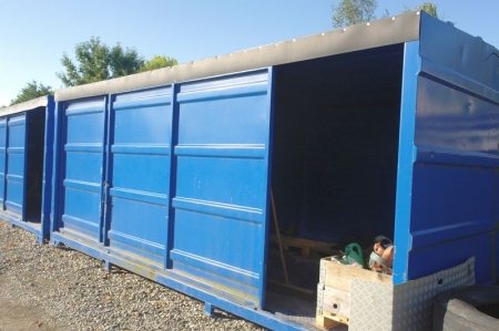 Closed container with sliding doors on both sides