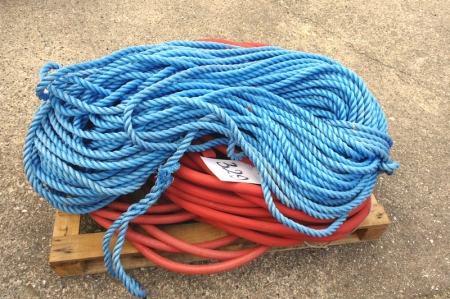 Pallet with ropes + hose