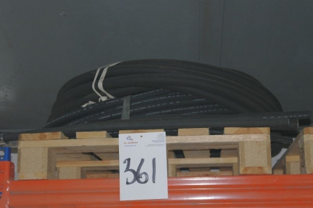 Pallet with hydraulic hose
