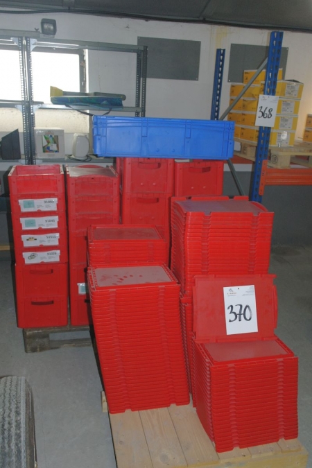 2 pallets with plastic box with lid