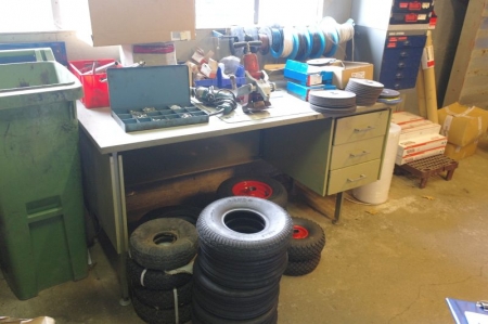 Work table including contents + tire + cable + cutting discs + hydraulic hose + residual along the wall PTO parts + thongs + welding electrodes, etc.