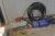 Bord med indhold + dæk + kabel + skæreskiver + hydraulik slange + rest langs væg PTO dele + stropper + svejseelektroder m.v.