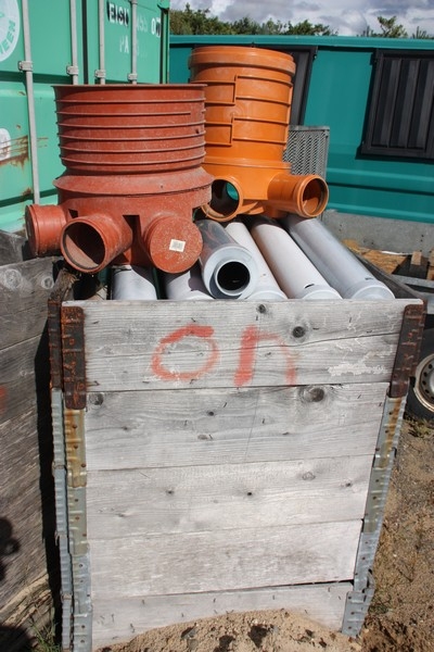 Pallet with rainwater tubes and 2 wells