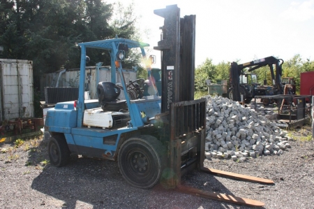 Forklift truck, Toyota FD 40 1261S. 6-cyl. Diesel. Lifting capacity 4000 kg. Lifting height: 4500 mm. Free sight mast. Hydraulic fork positioners. Hours: 6941. Needs 2 new batteries and service the throttle cable