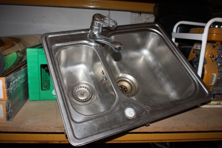 Kitchen sink, stainless steel. Fitted with fittings and drain fittings