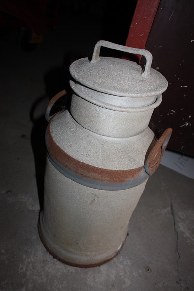 Milk vessel with lid, aluminum. 20 liters