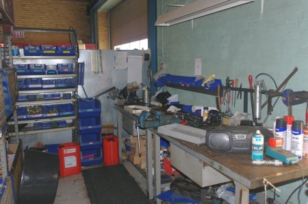 2 workbenches with vice with test equipment for gearboxes + steel rack with content