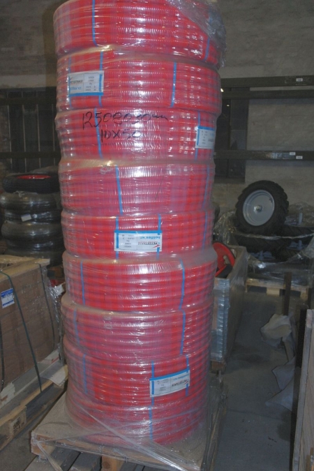 Pallet with 30 mm Petzetakis hose, 50 meters per second. roll