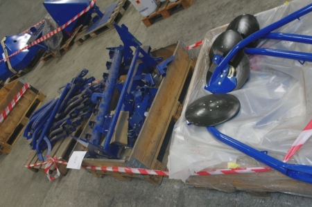 3 pallets with spare parts