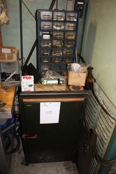 Steel Tool Cabinet including content + assortment rack including content, etc. + Nile Air Nipper