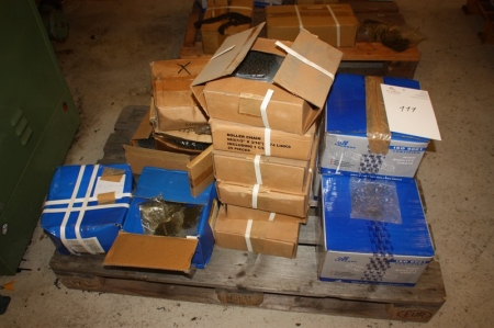 Pallet with various chains, labeled Roller Chain 083 (½ "x 3/16"). 74 joints, 25 pcs. per. box. 5 Packing + miscellaneous