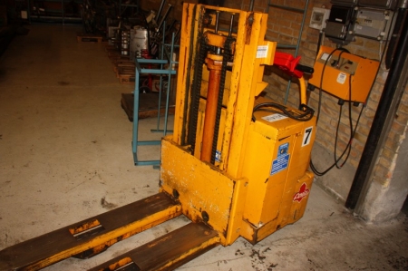 Elstabler, Ameise, type 828EJC-H125G115190T. Capacity 1250 kg. Charger