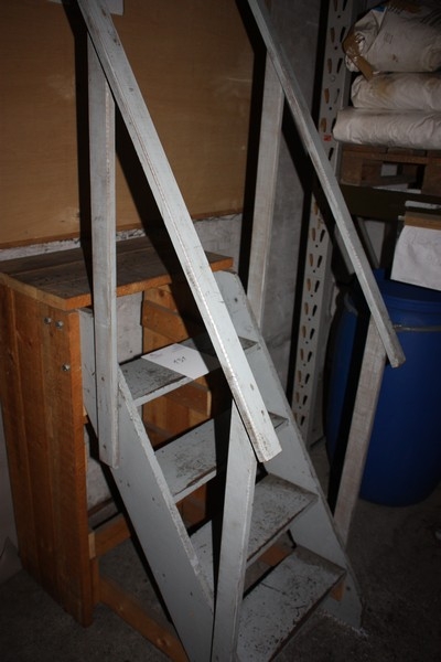 Wooden staircase with landing. Step 4. Approximately 110 cm. For landing
