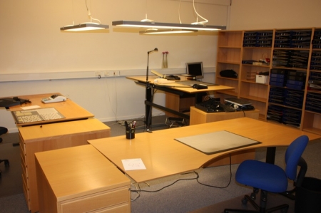 El-hæve/sænke skrivebord, Linak system + skuffesektion + kontorstol, HÅG + bordlampe + loftslampe + køreunderlag