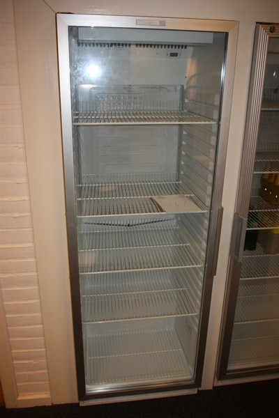 Display refrigerator, Gram