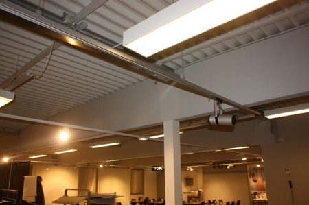 Lysskinne, længde ca. 22 meter (2 vinkler) med 9 spotlamper, forskellig typer. 