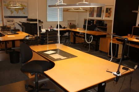 El-hæve/sænke skrivebord, Linak system + skuffesektion + kontorstol + køreunderlag + 2 lave bogskabe med rullefront + loftslampe + bordlampe med videre
