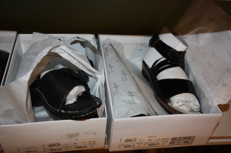 2 x lady sandals, 39 + lady sandal, 38 + sneakers + leggings