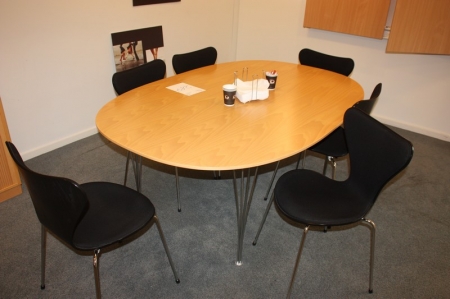 Ovalt mødebord, Fritz Hansen + 6 x 7-er-stole med sort bolster, Fritz Hansen