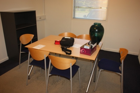 Klapbord + 6 konferencestole, Radius Møbler + grøn bogreol + glasvase