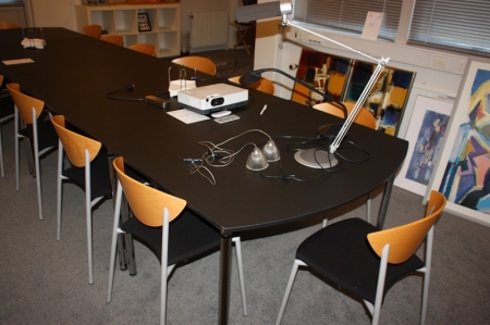 Mødebord i 4 sektioner + 14 konferencestole med sæde i sort bolster, Radius + 2 bordlamper med videre