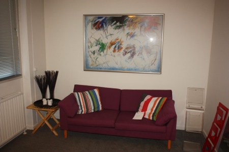 Sofa med stofbolster + 2 puder + klapbord med pynt + billede i glas/alu ramme + lysskinne med 3 spotlamper