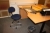 El-hæve/sænke skrivebord, Linak system + skuffesektion + kontorstol + køreplade + lav bogreol + lille whiteboard