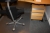 El-hæve/sænke skrivebord, Linak system + skuffesektion + kontorstol + køreplade + kontormateriel + loftslampe 
