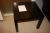 Kvadratisk bord, sort + kvadratisk bord, hvid + billede i glas/alu ramme + storformatprint
