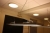 El-hæve/sænke skrivebord, Linak system + skuffesystem + kontorstol + køreplade + lav bogreol + 4 lave bogskabe med rullefront + opslagstavle + loftslampe + bordlampe + bordventilator