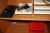 El-hæve/sænke skrivebord, Linak system + skuffesektion + kontorstol + køreunderlag + 2 lave bogskabe med rullefront + loftslampe + bordlampe med videre