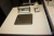 Pakkebord med kniv, Ekdahls + kontorstol + papirrulle + paprulle + reol + bordventilator + vægtbord, Soehnle, max. 50 kg + el hæfteklammeapparat, Rapid 90 CC + 2 højttalere