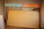 Pakkebord i 4 sektioner + 4 spånplader + 2 trækasser ved væg + rulle med bobleplastfolie