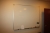 Whiteboard + 2 rulleborde + 4 glasrammer med diverse indhold