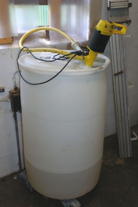 Barrel with pump