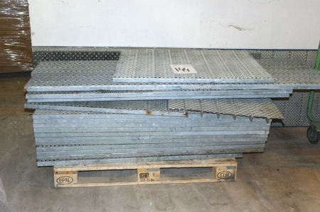 Pallet with steel grating