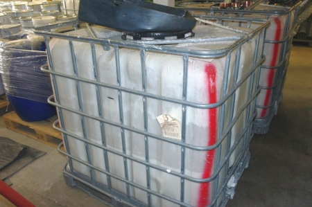 Pallet Tank 1000 liters with approx. 200-300 liters of water resistant paint
