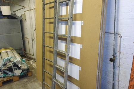 Lot wooden boards + 2 aluminum ladders