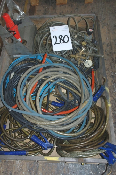 Pallet with air hoses + manometer, etc.