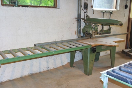 Wadkin panel saw with roller conveyor