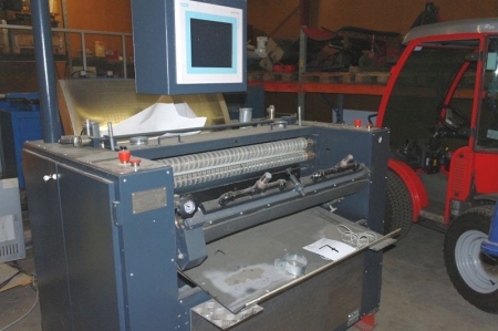 Afrullemaskine: Frastan Semi-automatic, SNFR2171, årgang 2003. Maskinen består af afruller, buffersektion og opruller. Styring: Siemens Siematic. Kapacitet: 150 m/min