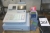 Rullebord med indhold af Casio kasseapparat CE-T300 + Point Xenia dankort terminal + div. kontorartikler m.v.
