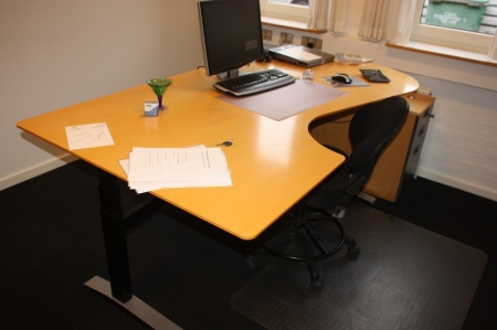 El-hæve sænke skrivebord, Linak, ca. 200 x 110 cm + skuffesektion + høj bogreol med rullefront nederst + lille reol + kontorstol + køreunderlag