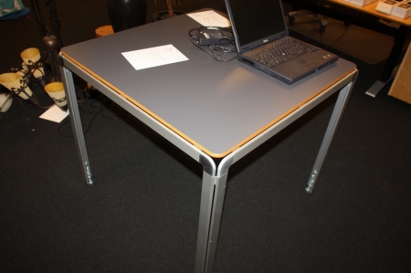 4-kantet bord med alu-ben, AJ Plade K80